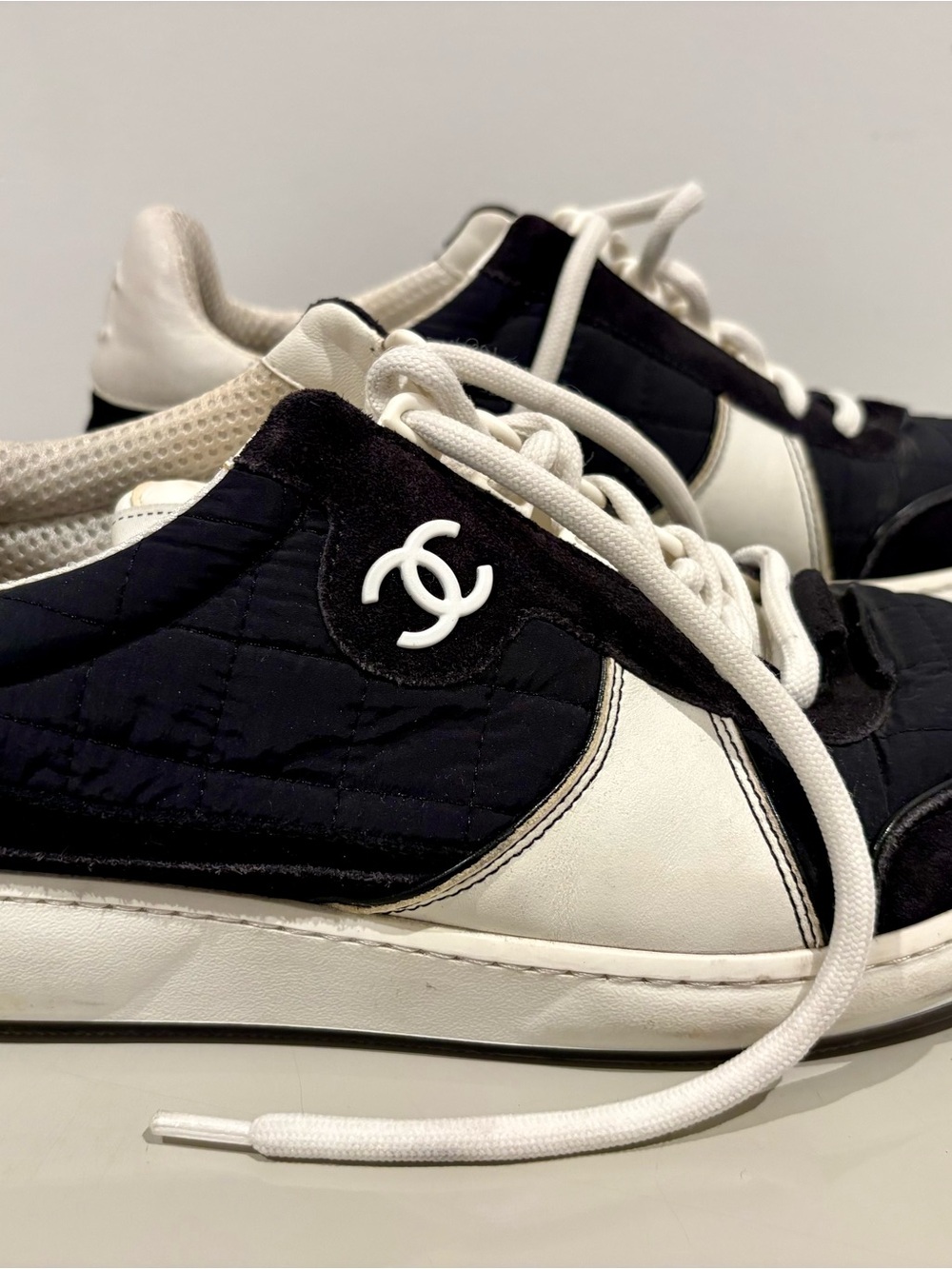 CHANEL Black and White Quilted Low-Top Sneakers - Picture 6 of 12